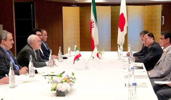 ظريف يبحث مع نظيره الياباني العلاقات الثنائية والاتفاق النووي