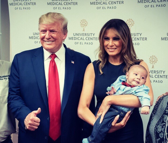 ترامب يبتسم على مأساة رضيع.. والأميركان غاضبون