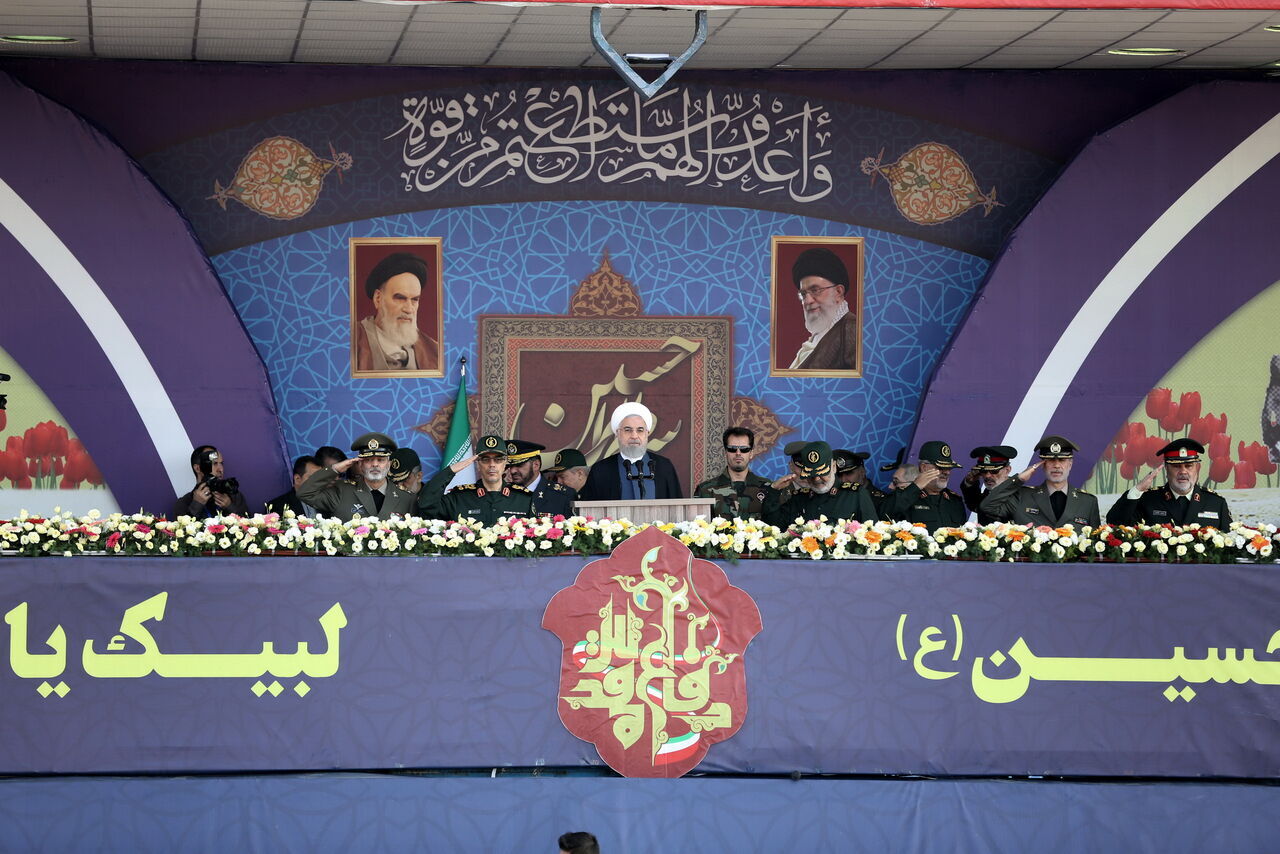 استعراض عسكري في جميع أنحاء ايران.. روحاني للقوى الاجنبية: لقد كنتم دائماً نقمة وبلاء على المنطقة