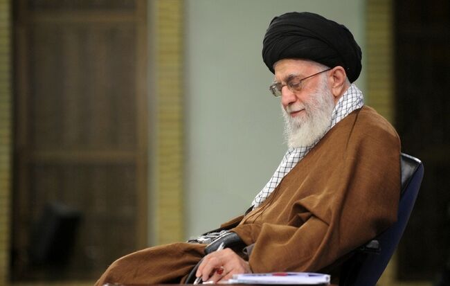 قائد الثورة الاسلامية يبلغ الخطوط التشريعية العامة في البلاد