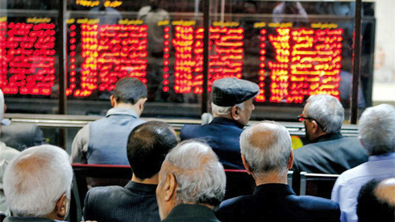 غداة حظر البنك المركزي.. بورصة طهران تغلق مرتفعة 3500 نقطة