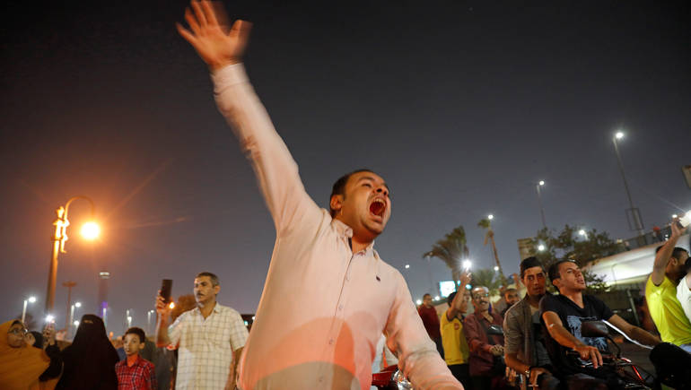 آخر التطورات في مصر.. السيسي يعلق على التظاهرات.. وحزب مصري يدعو الجيش والشرطة لـ\"الانحياز للشعب\"