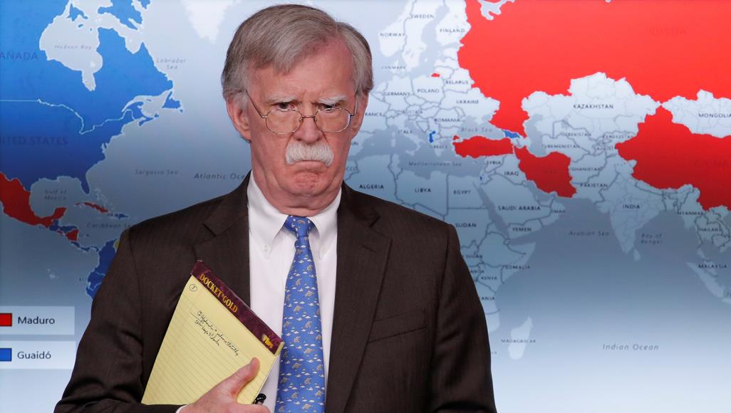 بتغريدة على تويتر.. ترامب يطرد مستشاره المتشدّد بولتون.. (هذا هو السبب)