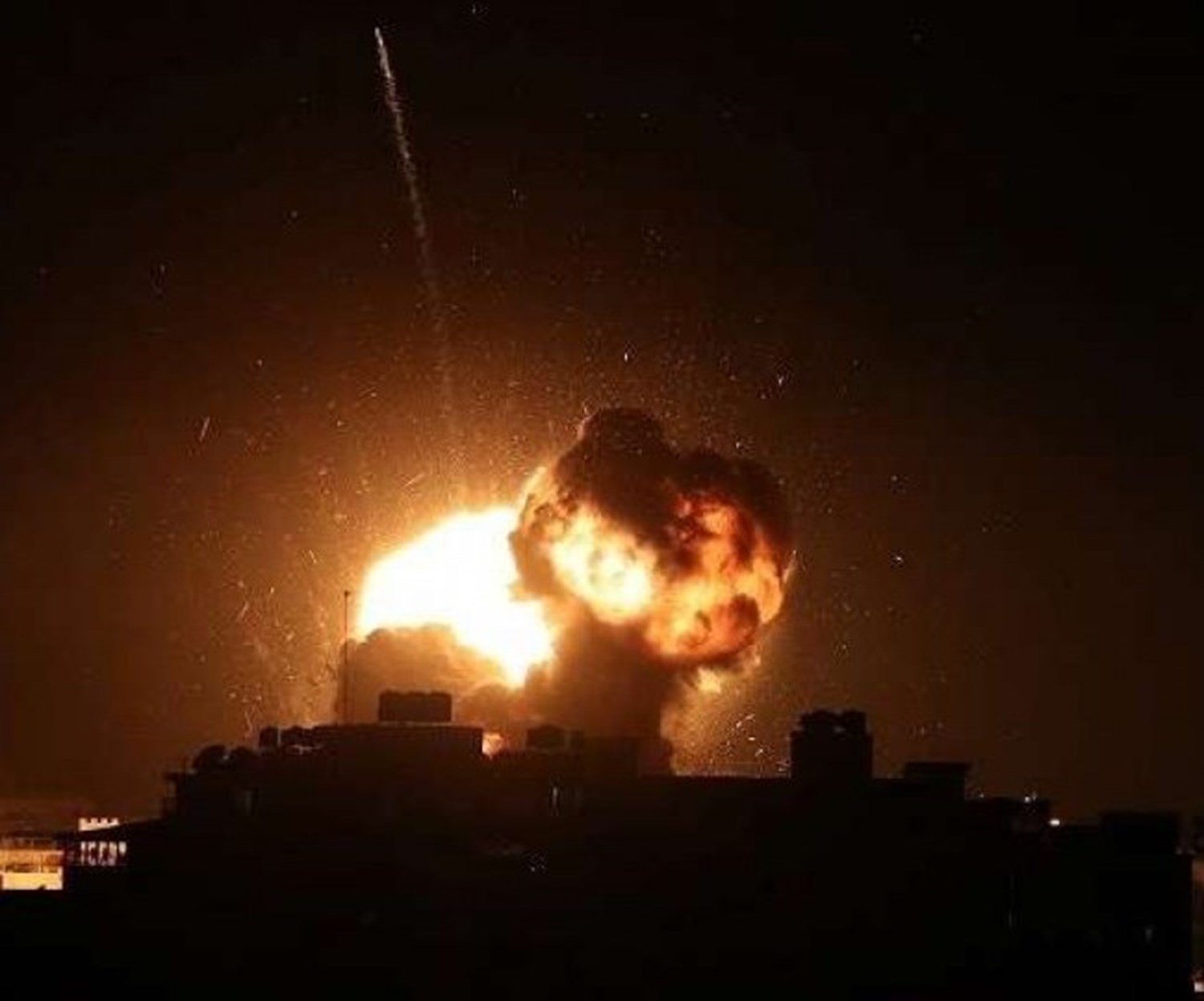 الاحتلال يوجّه ضربات عدائية للمقاومة في غزة.. ويستولي على مساحات كبيرة من الضفة