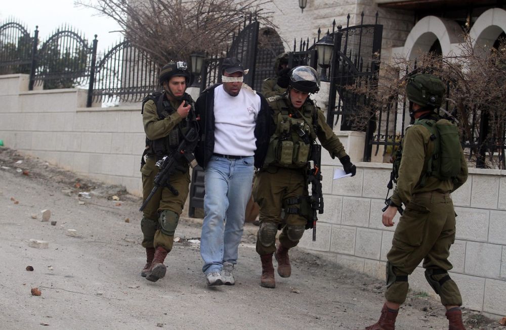 قوات الاحتلال تعتقل 12 فلسطينيا بالضفة الغربية.. وتحضّر لاقتحام نتنياهو للمسجد الابراهيمي