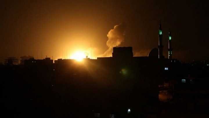 طائرات الاحتلال تشنّ غارات على قطاع غزة..  وتعتقل سبعة فلسطينيين بالضفة الغربية
