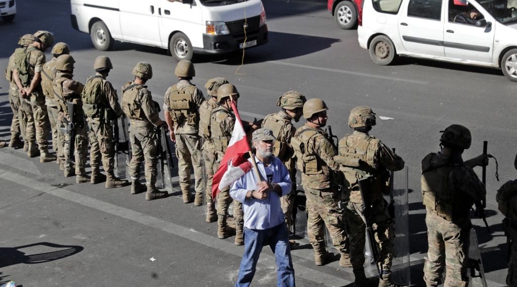 الجيش اللبناني يفتح الطرقات الرئيسية بعد 13 يوماً من التظاهر