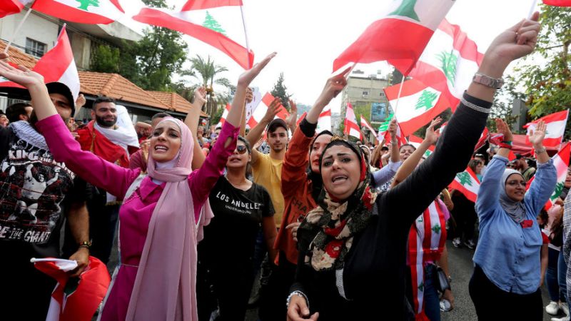 الحراك الشعبي في لبنان يدخل يومه العاشر وسط محاولات حكومية لفتح الطرق