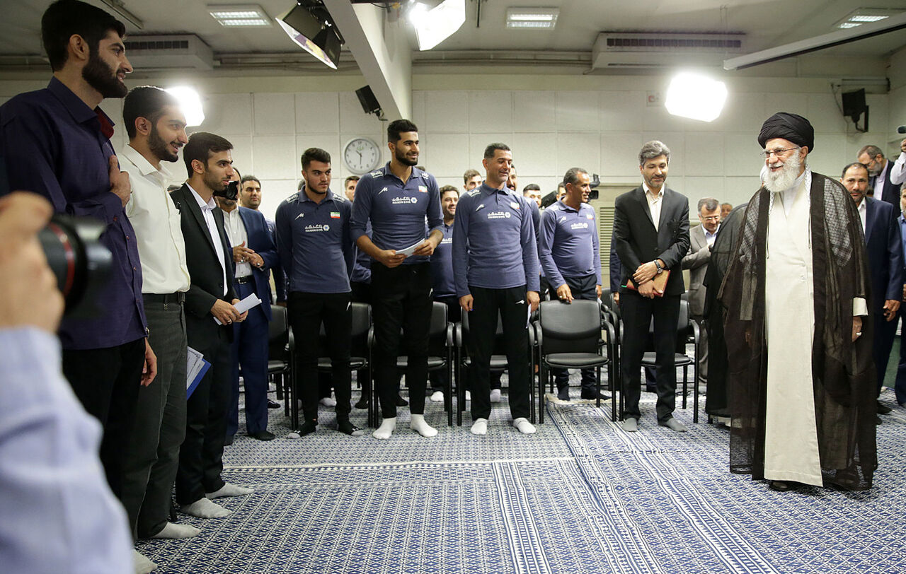 قائد الثورة: التقدم العلمي مشروط بامتلاك رؤية ثورية مبنية على الفكر الإسلامي