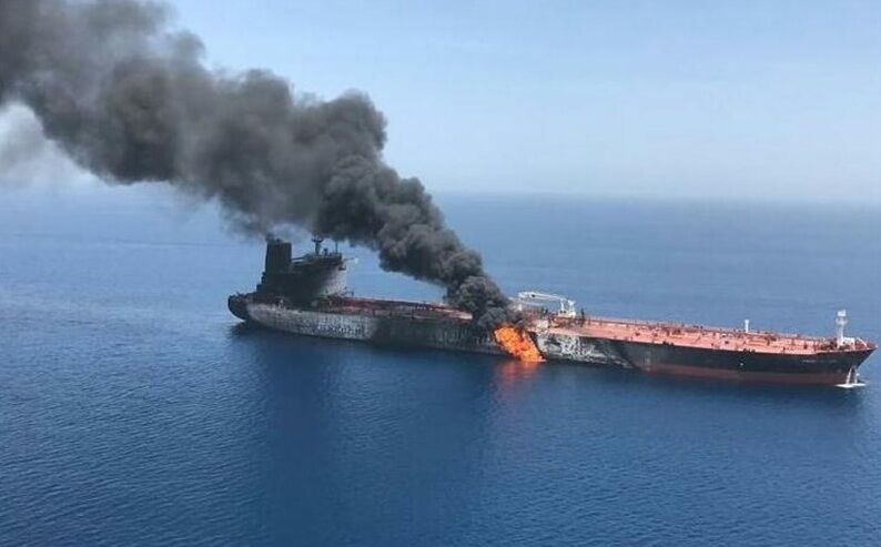 انفجار في ناقلة إيرانية بالبحر الاحمر.. والشكوك تحوم حول عمل ارهابي