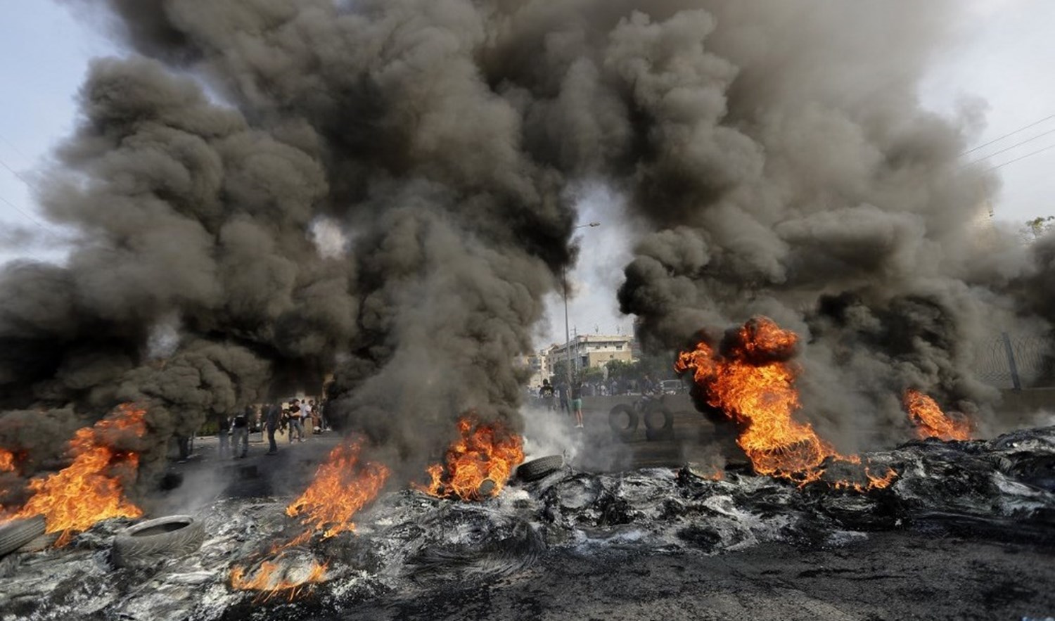 احتجاجات في لبنان أوقعت عشرات المصابين.. هذه أسبابها