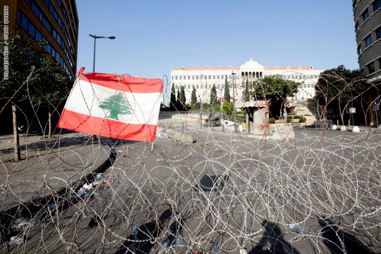 تواصل الاحتجاجات وسط بيروت في أضخم تحرك شعبي بلبنان رداً على الضرائب