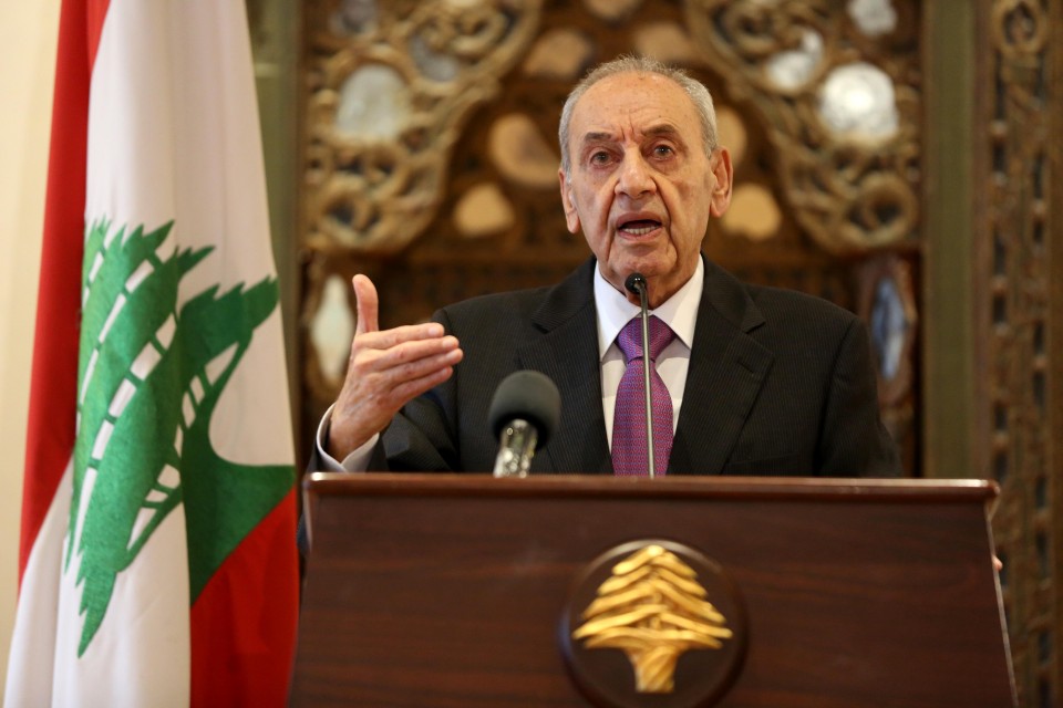 لبنان.. تواصل الاحتجاجات ورئيس البرلمان يحذر من الأزمة الاقتصادية والسياسية