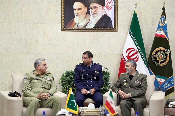 لقاء بين قادة الجيشين الإيراني والباكستاني في طهران