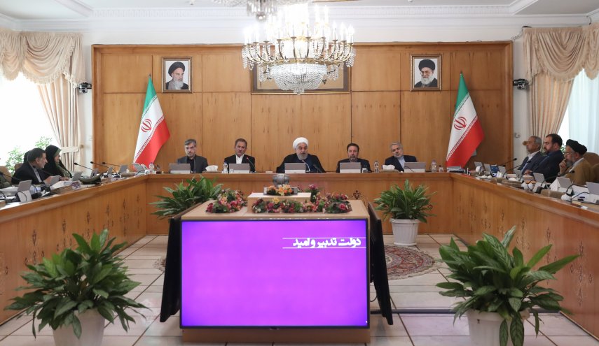 الرئيس الايراني يوضح سبب إقرار خطة تقنين الوقود