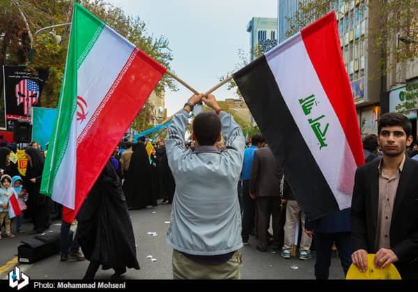 الإيرانيون يرفعون العلم العراقي في شوارع البلاد بمناسبة يوم مقارعة الإستكبار (صور)