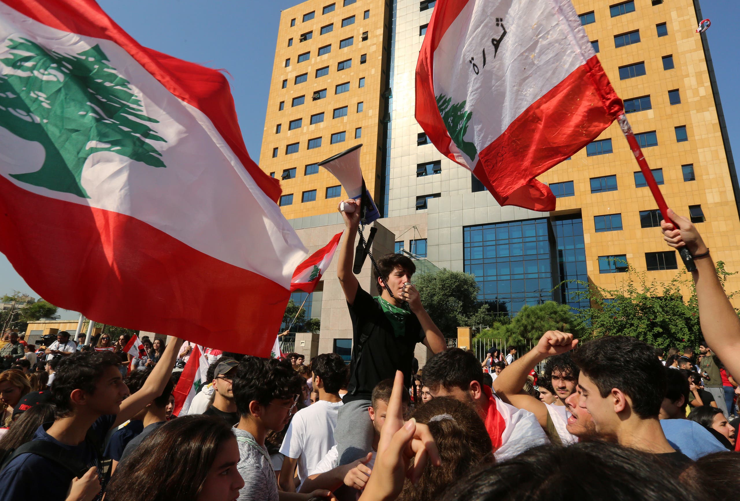 وسط استمرار الاحتجاجات.. مشاورات سياسية لحل الأزمة في لبنان