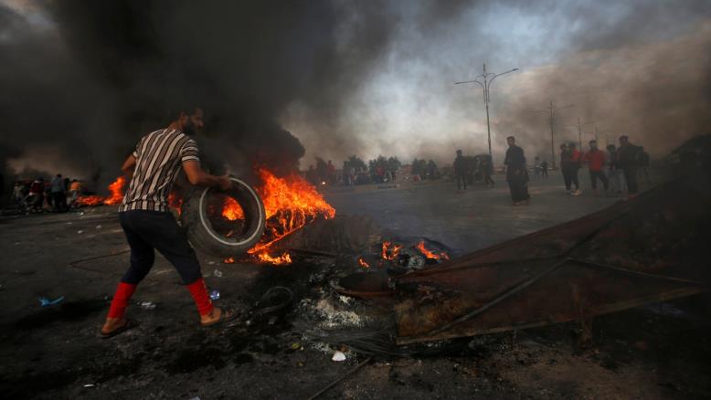 احتجاجات عنيفة بالبصرة.. طرق وشوارع المدينة تتصاعد منها النيران