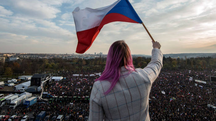 مظاهرات عارمة في العاصمة التشيكية تطالب بإسقاط رئيس الوزراء لفساد حكومته