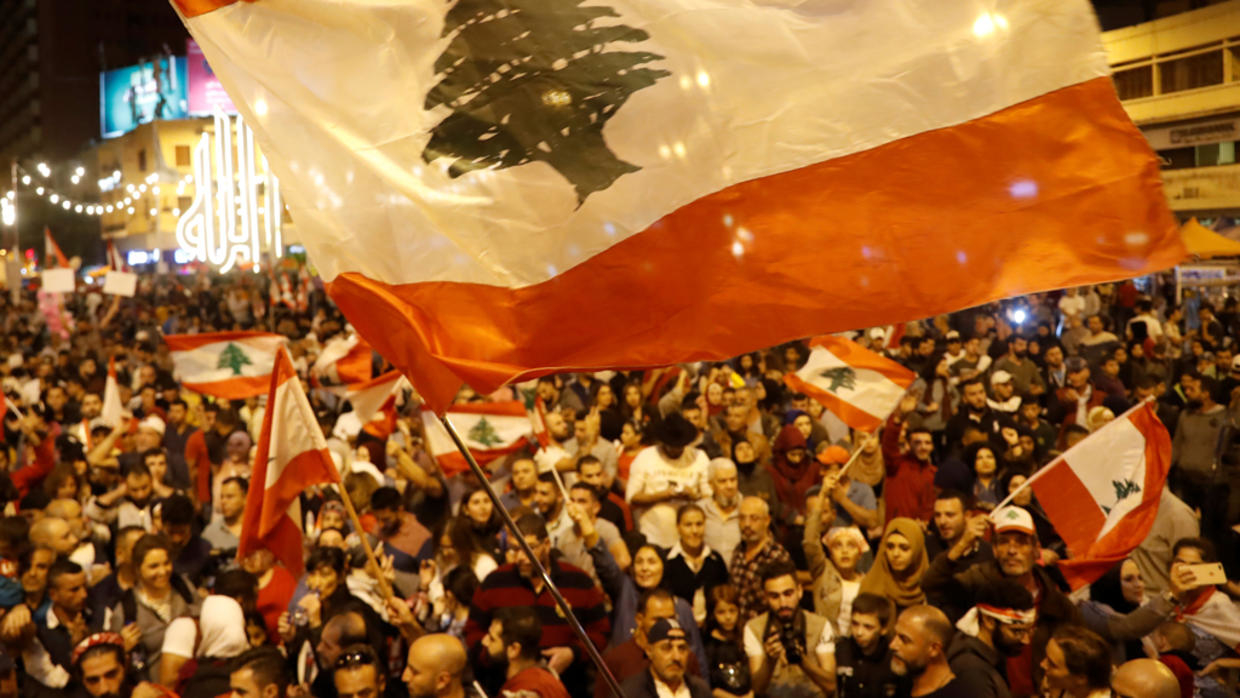 تجدّد المحاولات لقطع الطرقات في بيروت.. والحراك يطالب بحكومة إنقاذ وانتخابات مبكرة