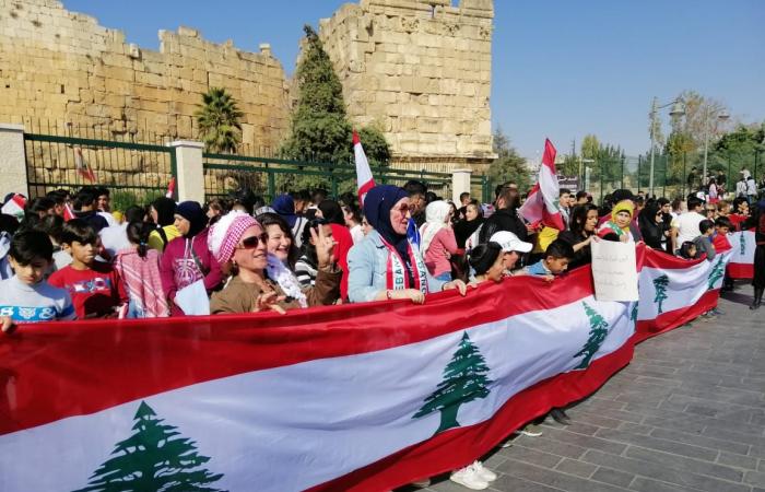 لبنان.. الحراك يضغط لتشكيل حكومة إنقاذ.. ومخاوف من تدهور أكبر للأوضاع