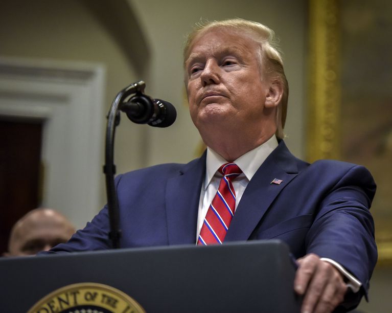 انتهاكات اميركا تتواصل.. ترامب يعفو عن ضابطين ارتكبا جرائم حرب في أفغانستان