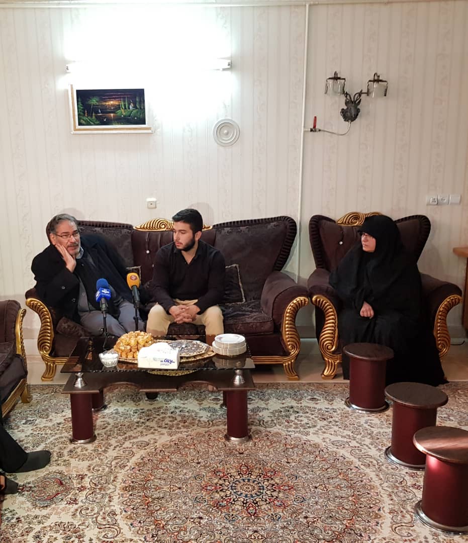 أمين المجلس الاعلى للأمن القومي الايراني يلتقي عوائل ضحايا أحداث الشغب الاخيرة