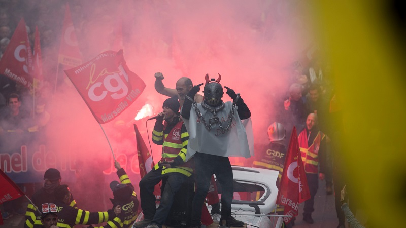 فرنسا.. القوى العاملة تواصل إضرابها ضد إصلاحات ماكرون والامن ينوي قمعها