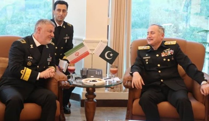 قائد القوة البحرية الايرانية من باكستان: عدم تواجد الأجانب في المنطقة يجعلها اكثر أمنا