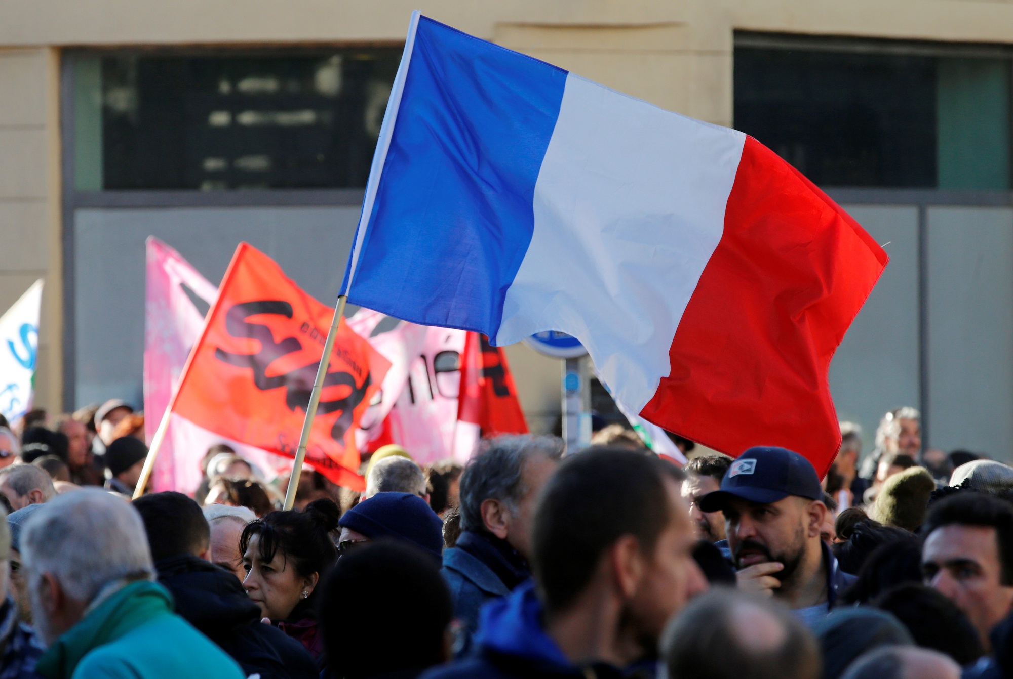 نقابات العمال الفرنسية تدعو لمواصلة الاحتجاج ضد إجراءات الحكومة