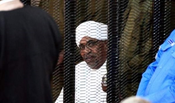 السودان: الحكم بمصادرة أموال البشير والتحفّظ عليه لمدة سنتين