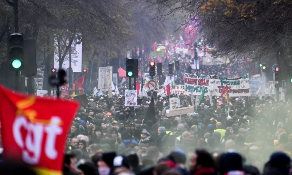 لليوم الثاني.. احتجاجات في فرنسا على تغيير نظام التقاعد والامن يستخدم القوّة لفضّها