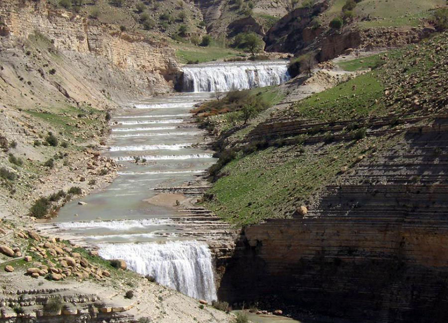مجموعه آبشارهای زیبای زرین آباد در شهرستان دهلران