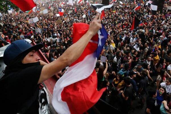 درگیری پلیس ضدشورش در شیلی با معترضان