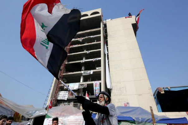 العراق.. قرارات برلمانية وإطلاق سراح متظاهرين.. وتحذيرات من حرب أهلية