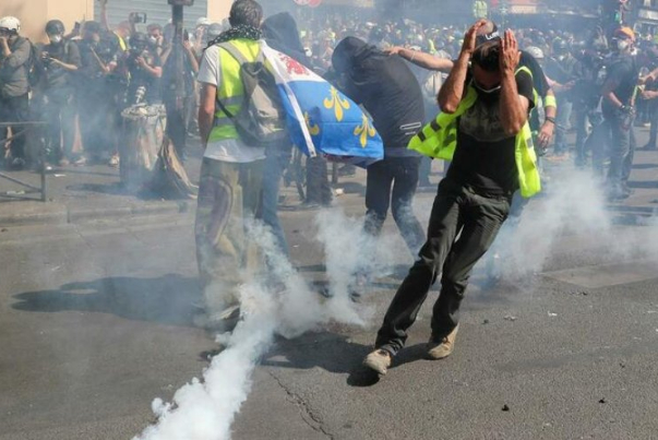 اشتباكات بين محتجين على قانون التقاعد والشرطة في باريس