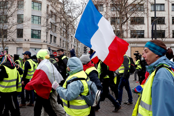 فرنسا تحشد قواتها لحظر تظاهرات "السترات الصفراء" ليلة رأس السنة