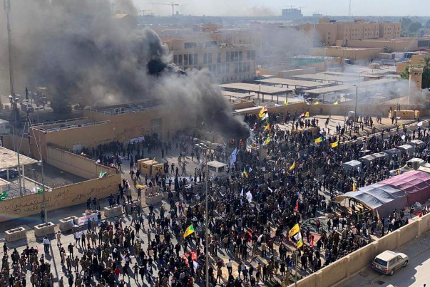 محتجون يحرقون اجزاء من مبنى السفارة الامريكية في بغداد (فيديو +صور)