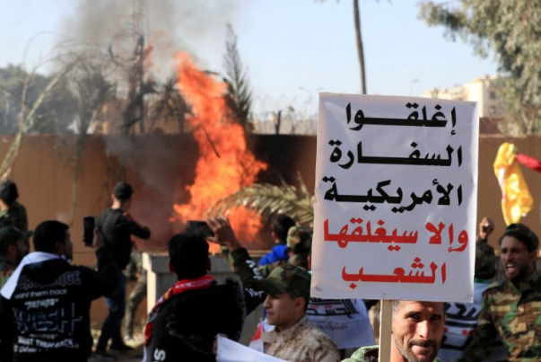 الامريكان يرضخون لمطالب الشعب العراقي ويجلون السفير وموظفي السفارة