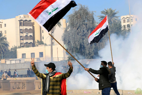 العراق.. المحتجون يغيّرون مكان الاعتصام.. والسفارة الأمريكية تعلّق عملياتها القنصلية