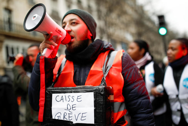 الشرطة الفرنسية تطلق الغاز المسيل للدموع لتفريق المحتجين