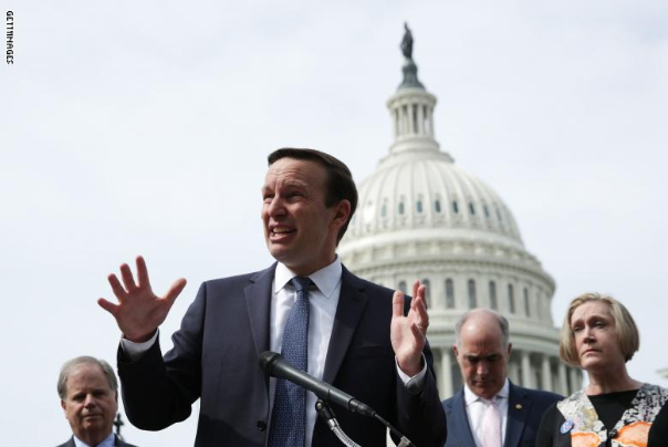 سيناتور ديمقراطي: أمريكا قد تطلق باغتيال سليماني حرباً إقليمية واسعة محتملة