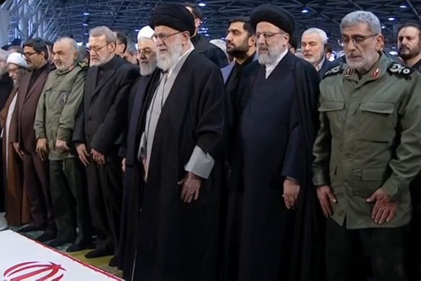 قائد الثورة يصلي على جثامين القادة الشهداء في طهران (فيديو)