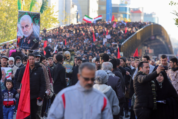 الملايين في طهران ينادون "الموت لأمريكا واسرائيل وآل سعود"؛ مطالبين بالإنتقام