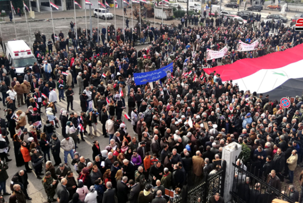 تجمع شعبي باللاذقية وحمص تنديداً بجريمة اغتيال الفريق سليماني