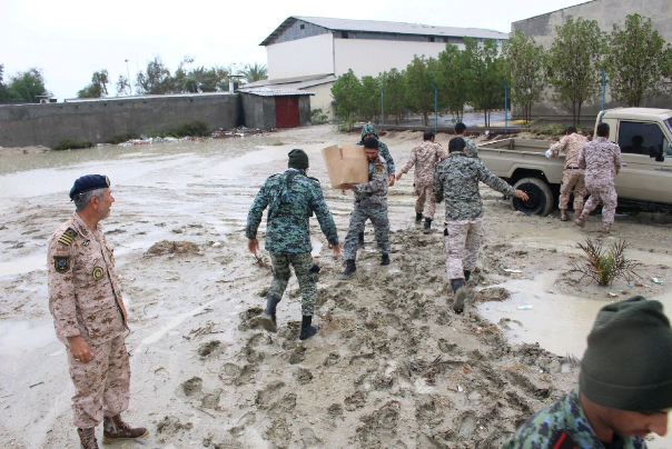الجيش الايراني يستنفر قواته لإغاثة منكوبي الفيضانات