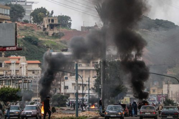 تواصل الاحتجاجات وقطع الطرقات في بيروت وعدد من المناطق اللبنانية