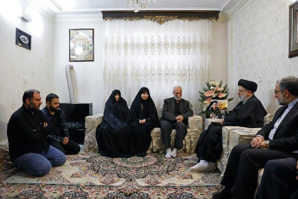 رئيس السلطة القضائية الايرانية يزور اسرة أحد شهداء العدوان الامريكي