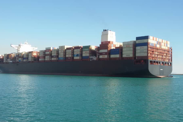 اكبر سفينة حاويات ايرانية ترسو في ميناء "الشهيد رجائي" جنوب البلاد