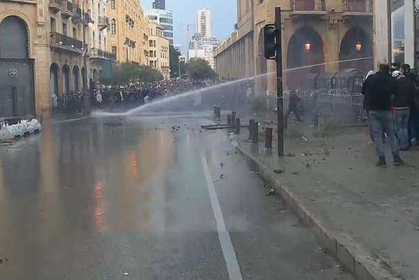 مواجهات بين المحتجين وقوات الأمن بمحيط البرلمان وسط بيروت